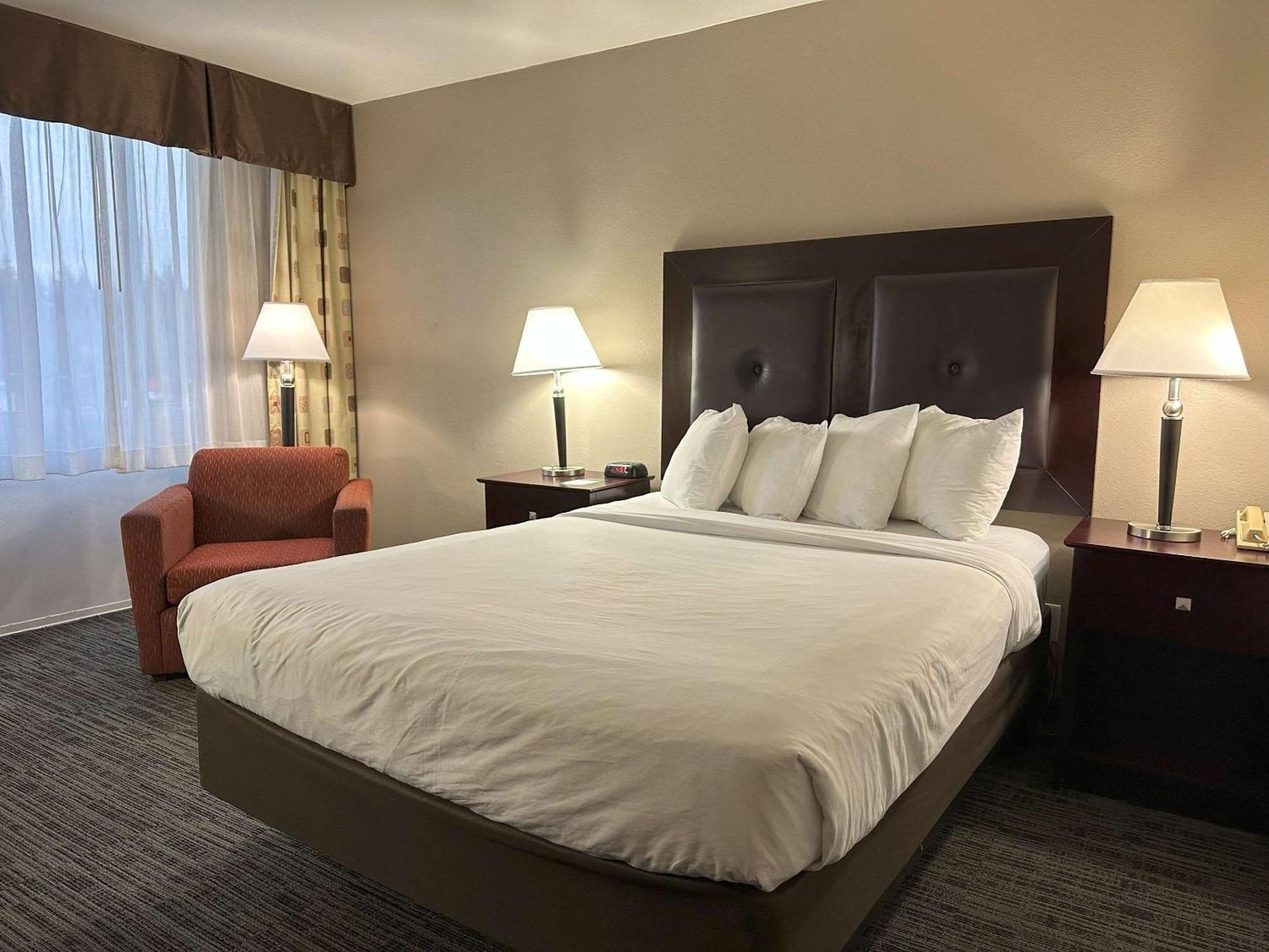Quality Inn & Suites Everett Bagian luar foto