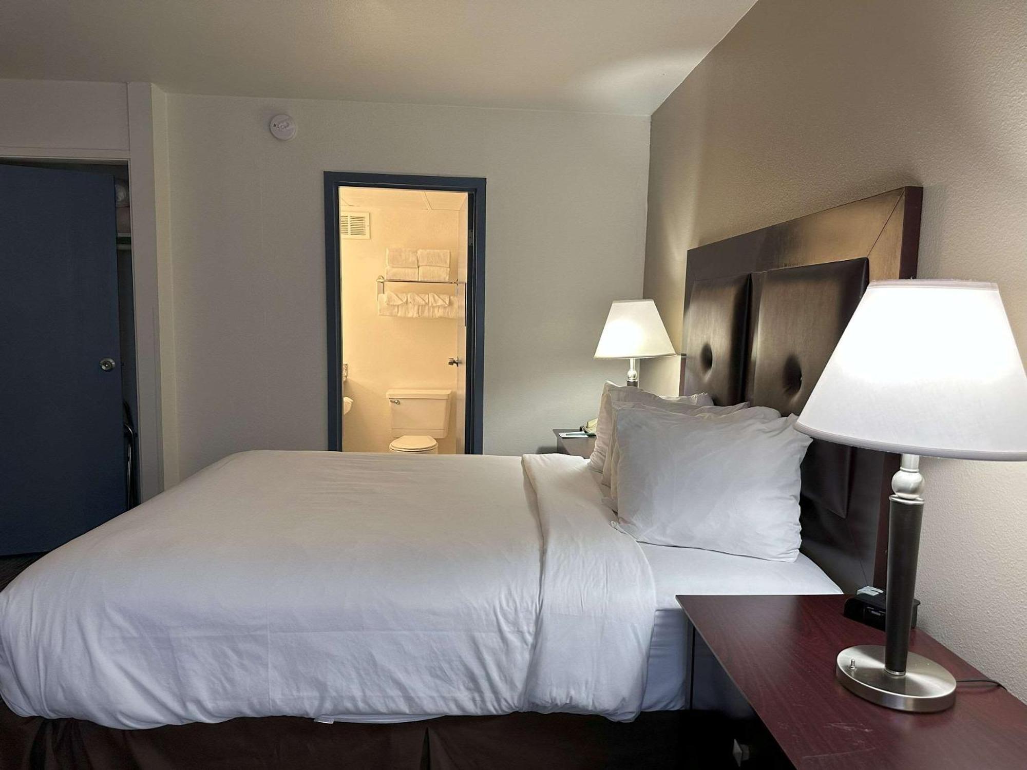 Quality Inn & Suites Everett Bagian luar foto