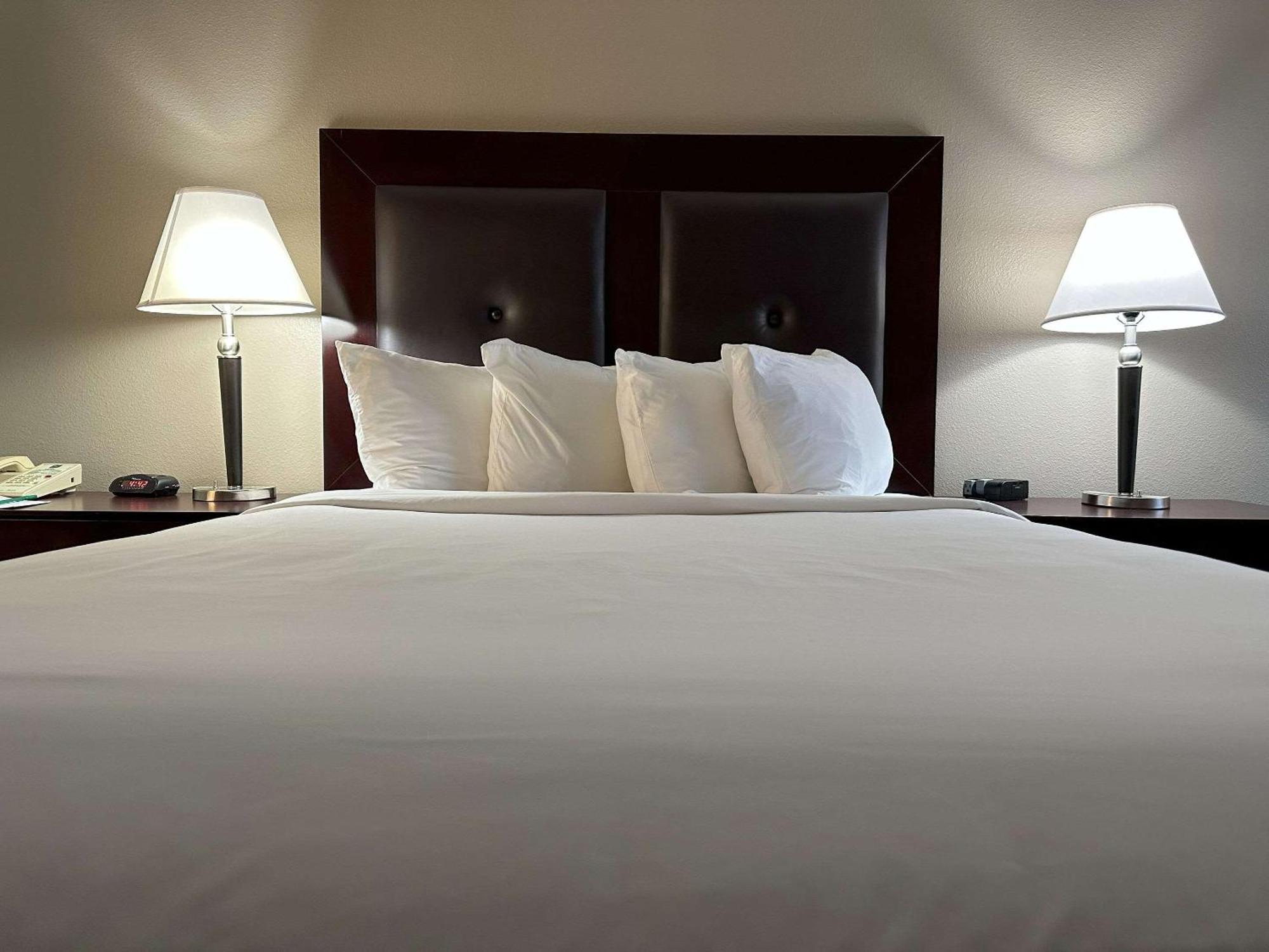 Quality Inn & Suites Everett Bagian luar foto
