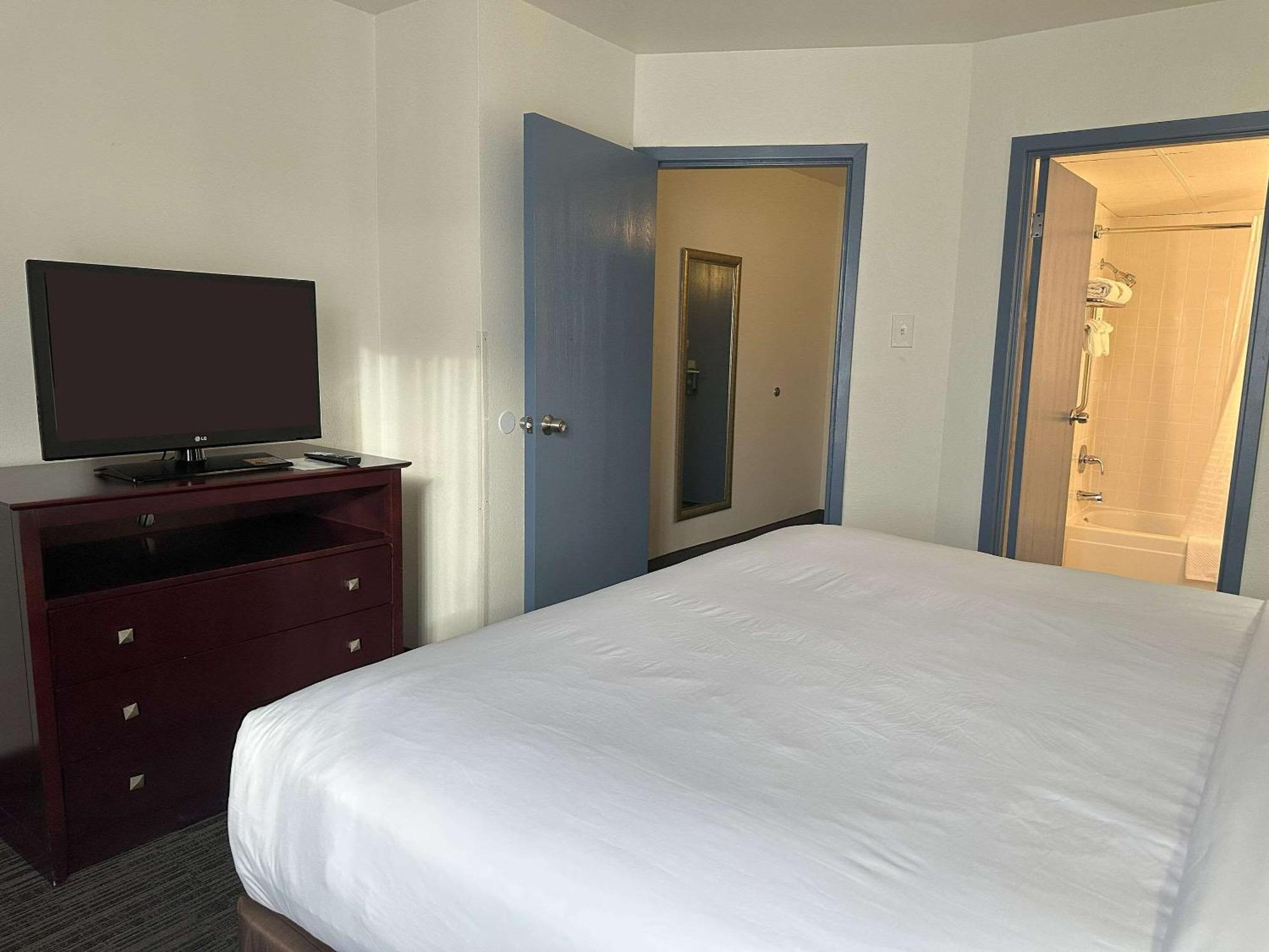 Quality Inn & Suites Everett Bagian luar foto
