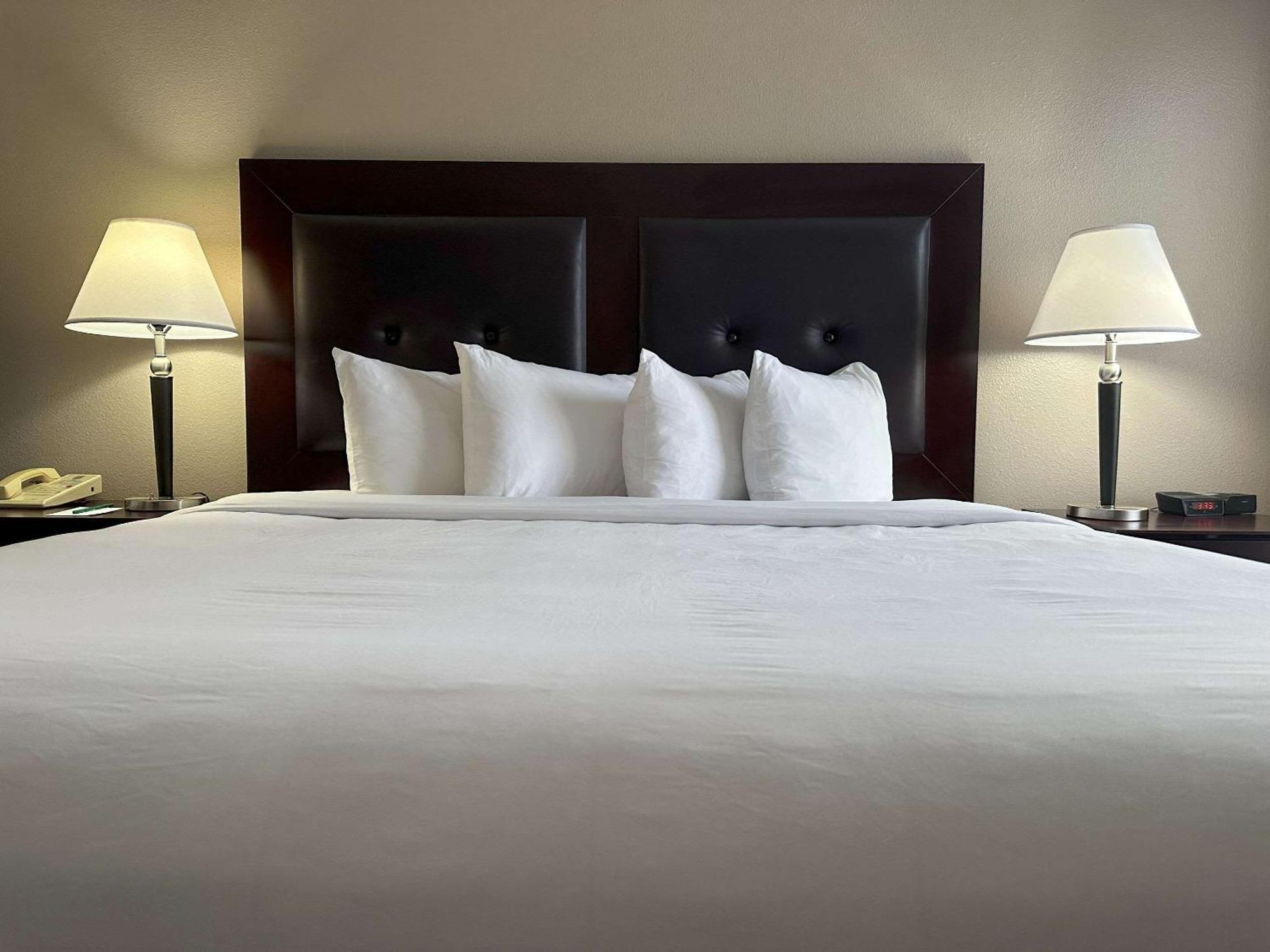 Quality Inn & Suites Everett Bagian luar foto
