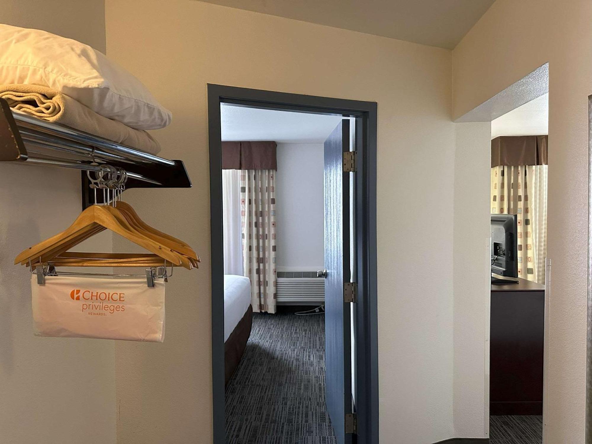 Quality Inn & Suites Everett Bagian luar foto