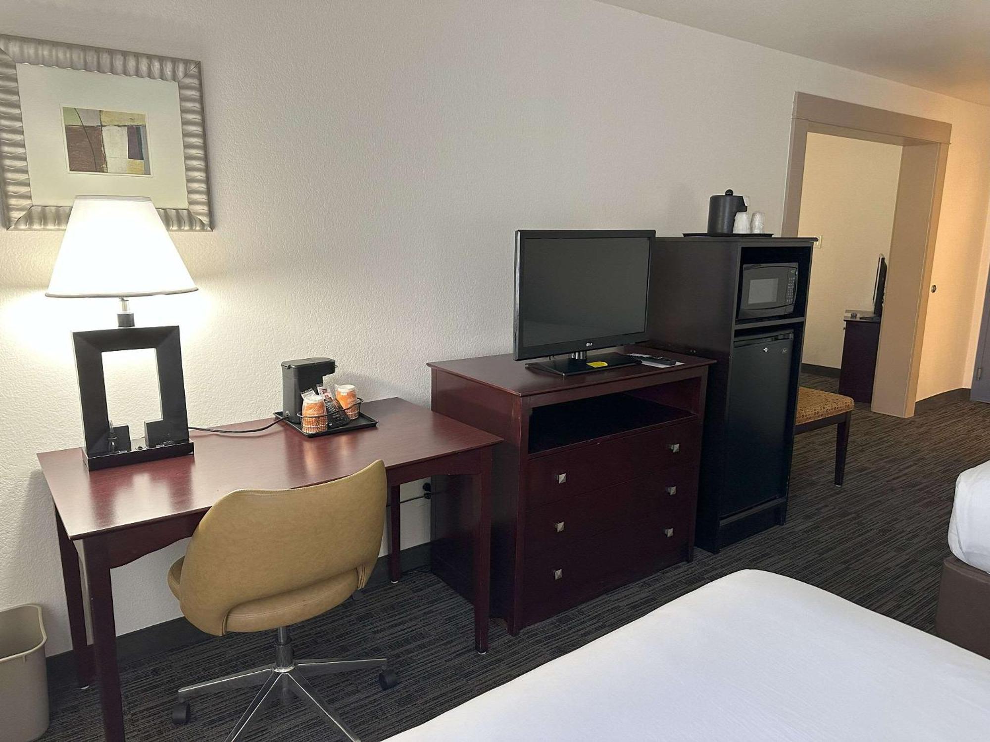Quality Inn & Suites Everett Bagian luar foto