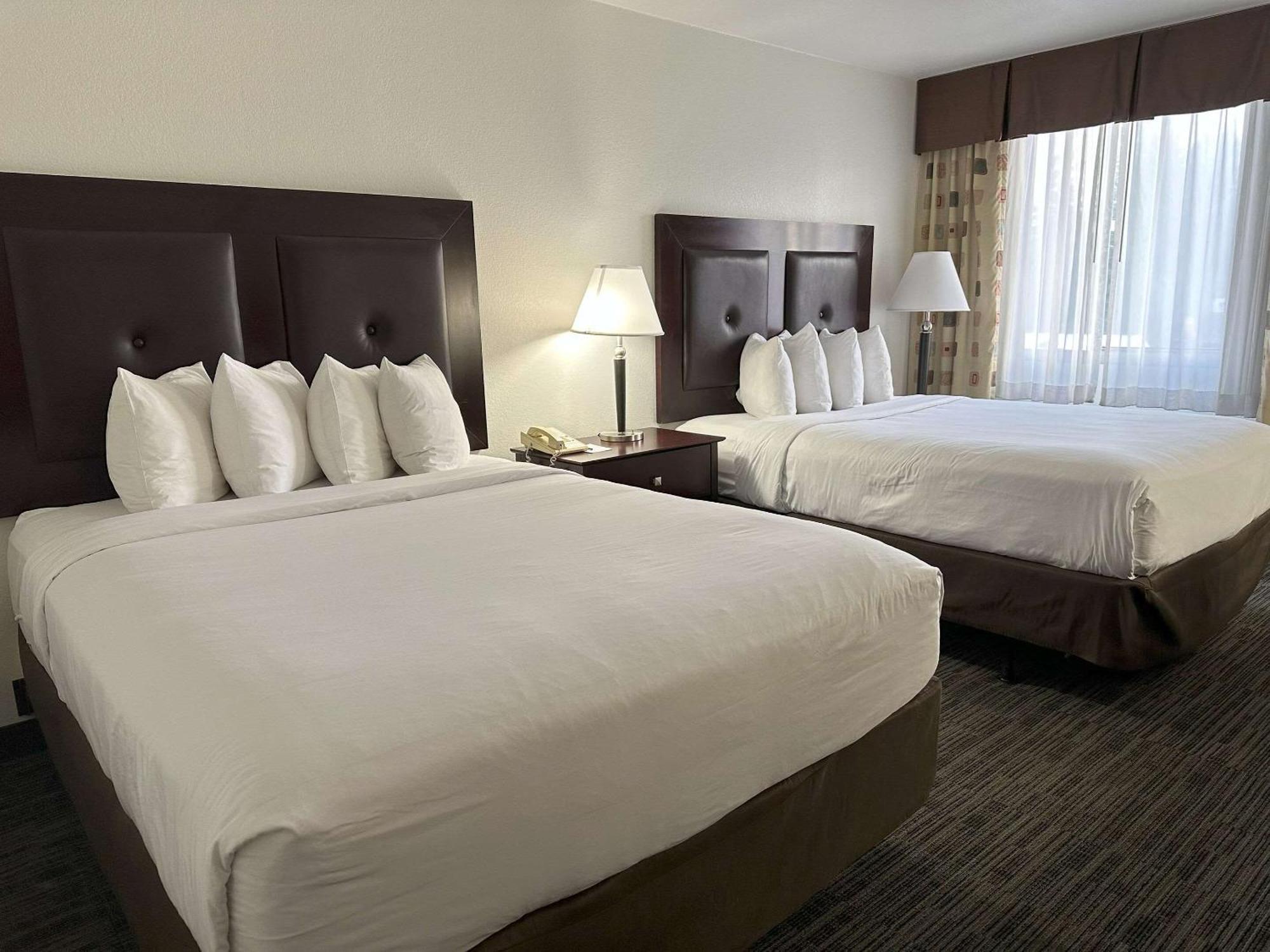 Quality Inn & Suites Everett Bagian luar foto