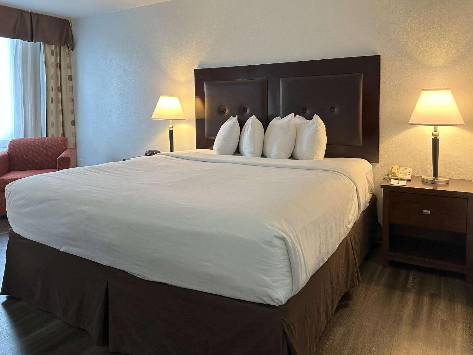 Quality Inn & Suites Everett Bagian luar foto
